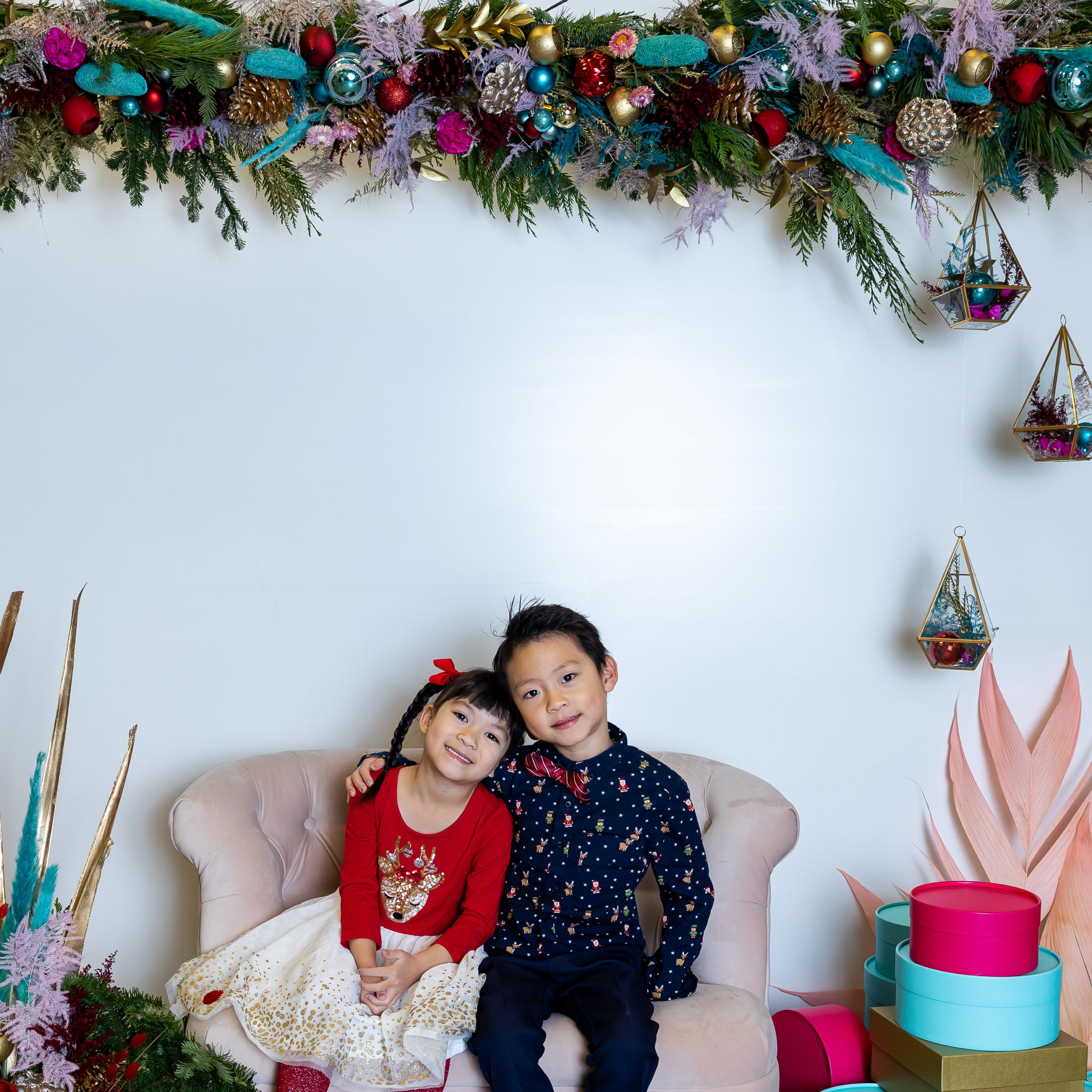 Christmas mini session - sibling love - photo by Paper Bunny Studios, Edmonton