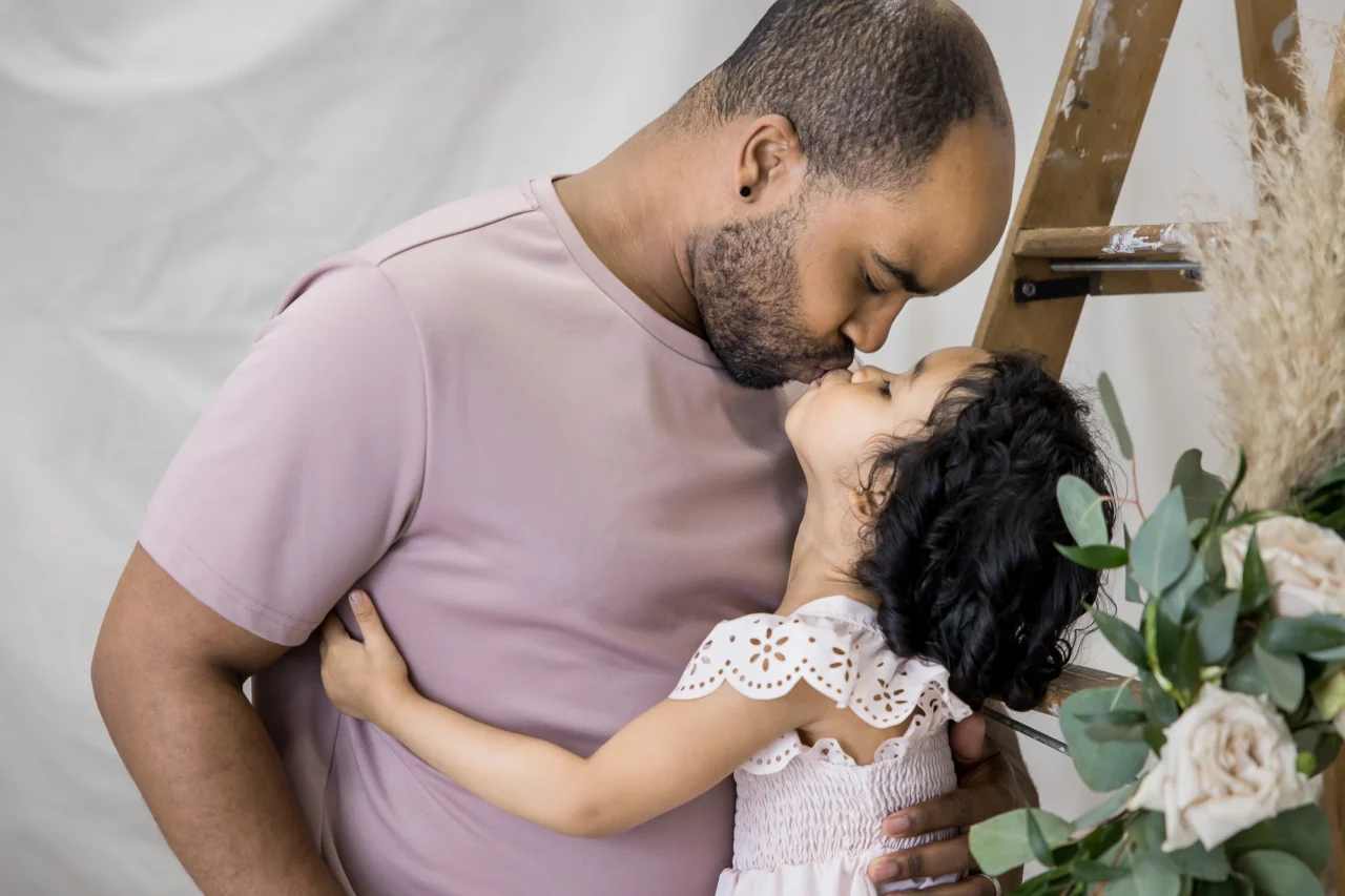 Cute portrait of dad & daughter kissing by Edmonton family photographer Paper Bunny Studios