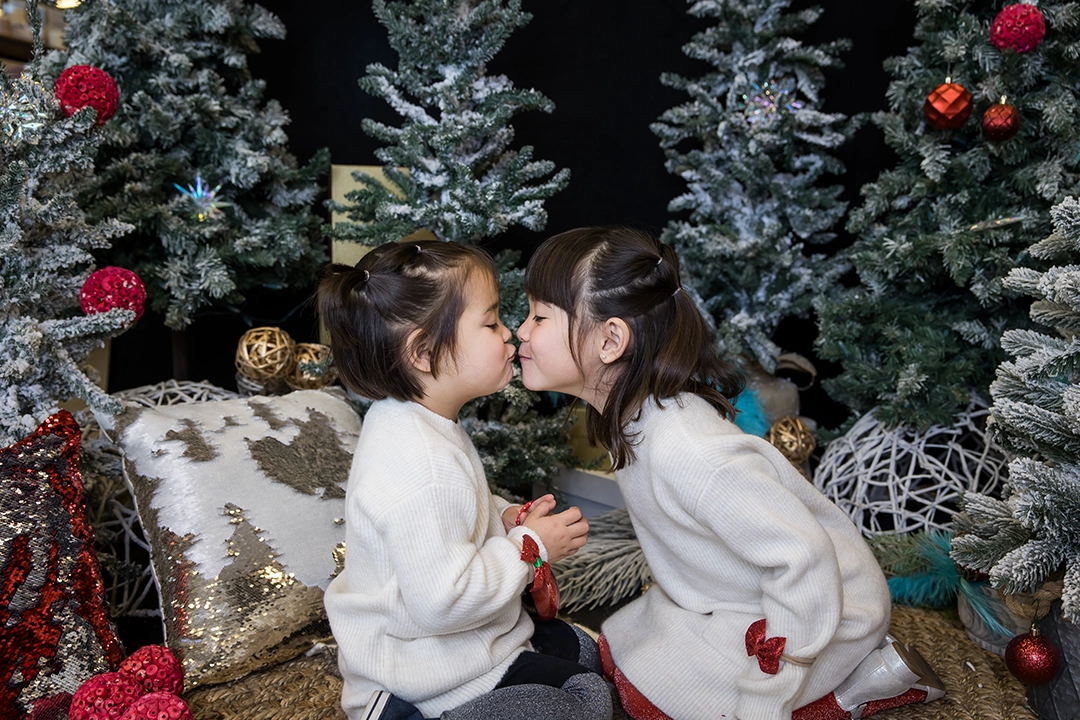 Edmonton Christmas mini session - sisters being affectionate by Paper Bunny Studios