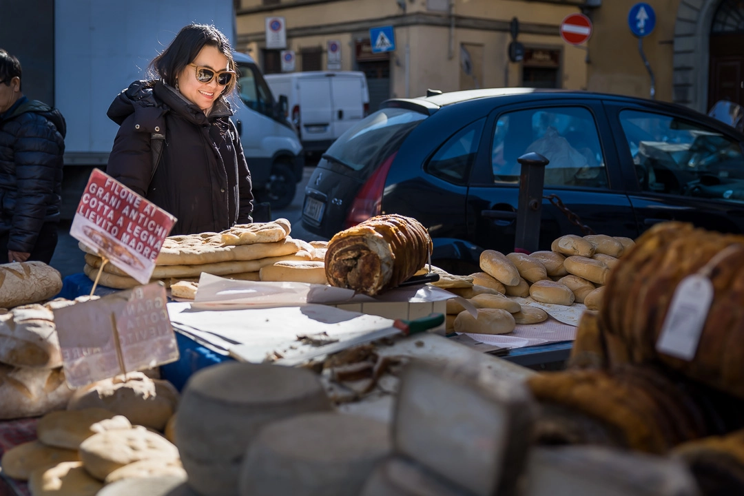 Mom perusing stall at a Florence market by Edmonton family photographer Paper Bunny Studios