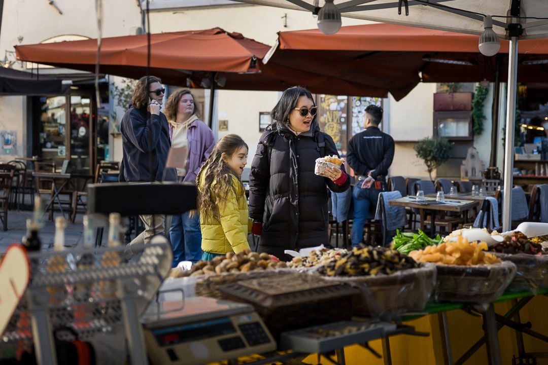 Mom & daughter checking out stalls in Florence by Edmonton family photographer Paper Bunny Studios