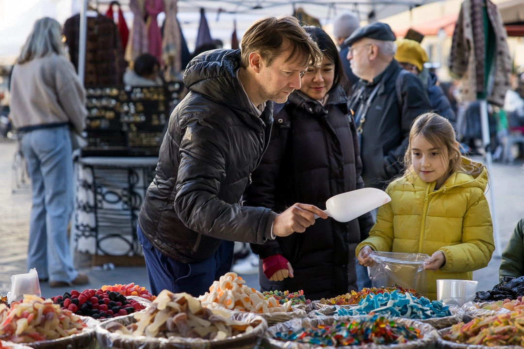 Dad and daughter buying candy in Florence market by Paper Bunny Studios documentary family photographer