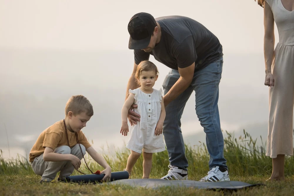 outdoor yoga family photo session by Paper Bunny Studios