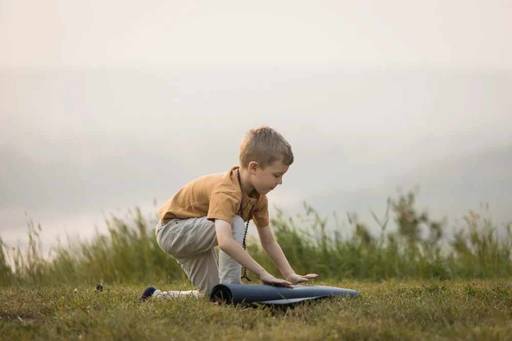 outdoor yoga family photo session by Paper Bunny Studios