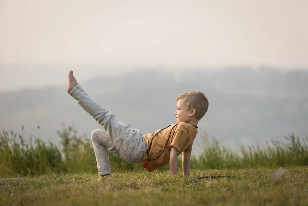 outdoor yoga family photo session by Paper Bunny Studios