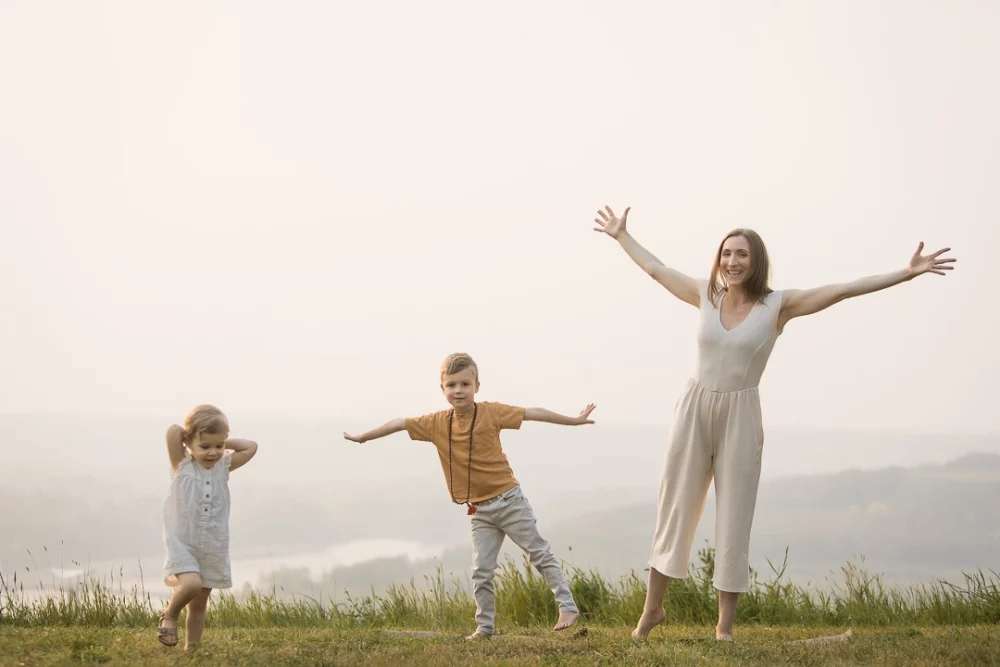 outdoor yoga family photo session by Paper Bunny Studios