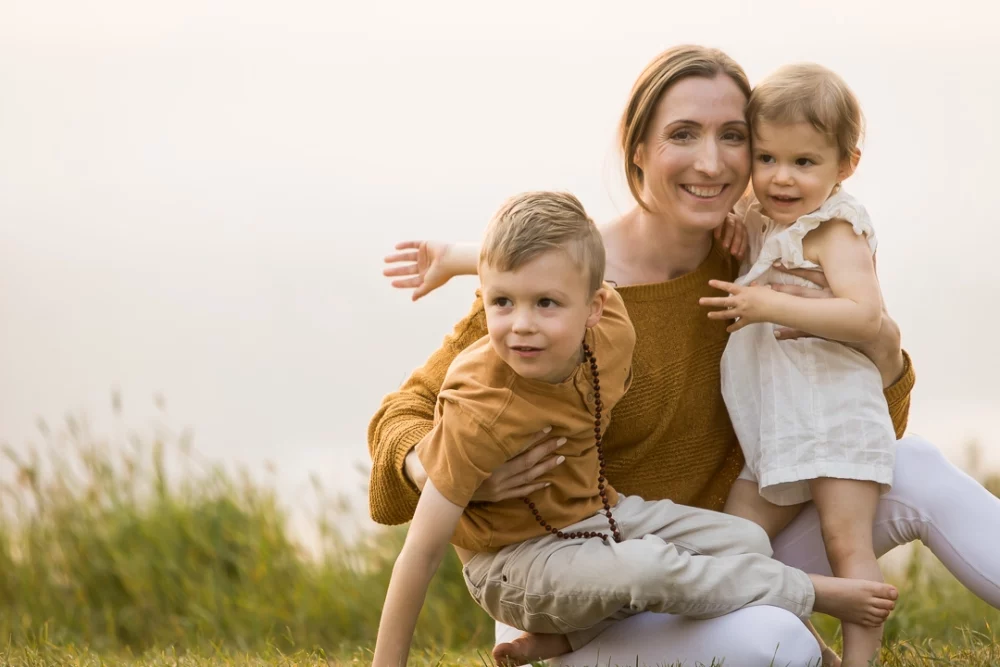 outdoor yoga family photo session by Paper Bunny Studios - mom hugging kids